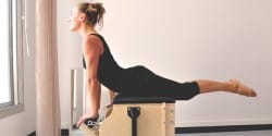 Méthode Pilates à Nantes. Myriam, enseignante au Carré des Lombes.